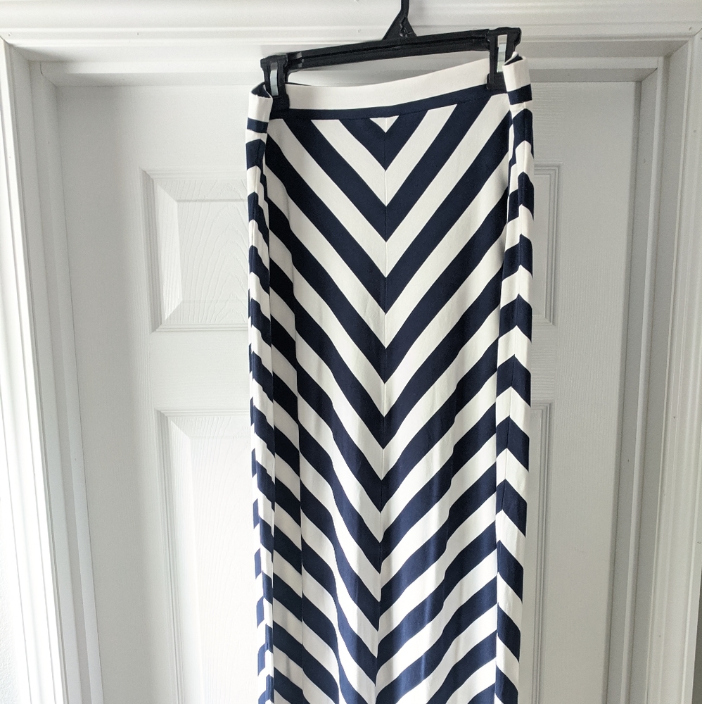 LOFT size Large Navy and White Chevron Maxi Skirt